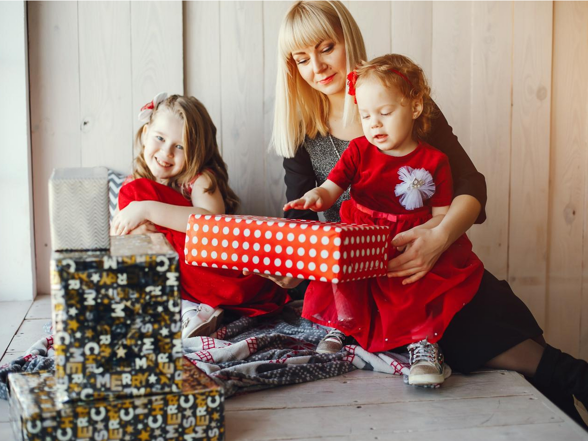 Brûler les calories du lendemain de Noël : Le meilleur entraînement complet à faible impact à la maison pour les familles