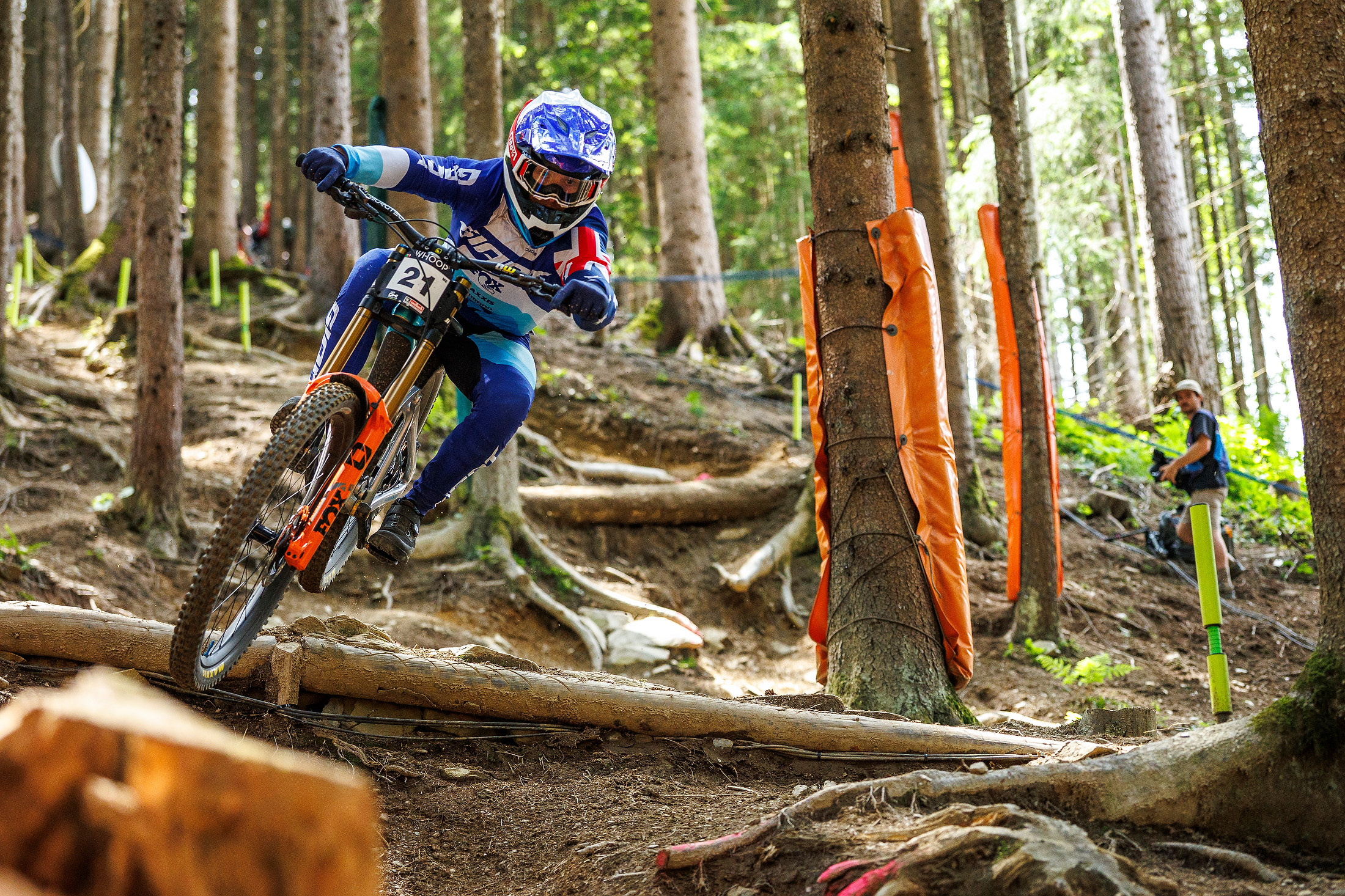 Aller au-delà des limites : le parcours de Luke, de ses racines rurales à la scène mondiale